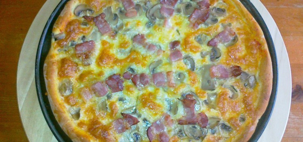Pizza z mozzarellą i boczkiem z odrobiną pikanteri (autor: konczi ...
