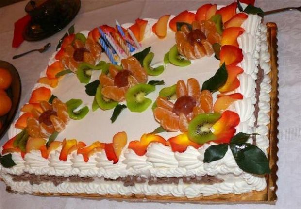 Przepis  tort z płatkami róży na urodziny przepis