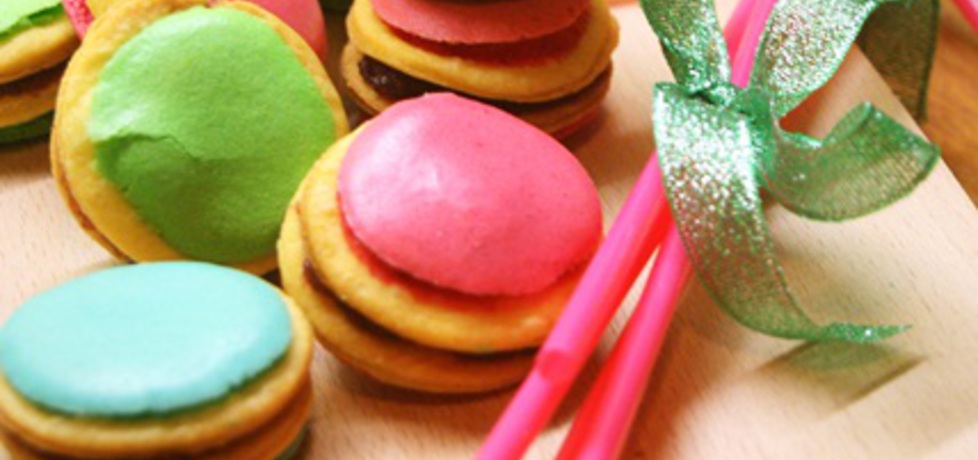 Kolorowe ciasteczka z lukrem i marmoladą (autor: apm ...