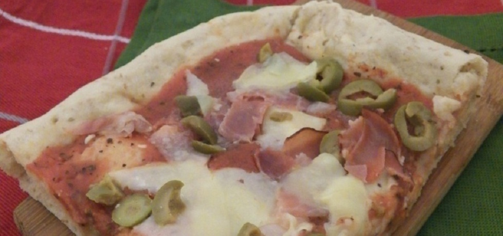 Pełnoziarnista pizza z serem, szynką i oliwkami (autor: koper ...