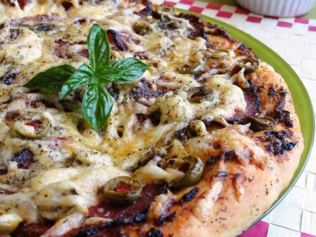 Przepis  pizza z pesto, salami i oliwkami przepis
