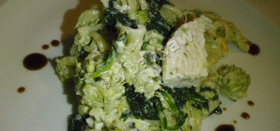 Sałatka makaronowa z parowanym brokułem, kukurydzą i kurczakiem