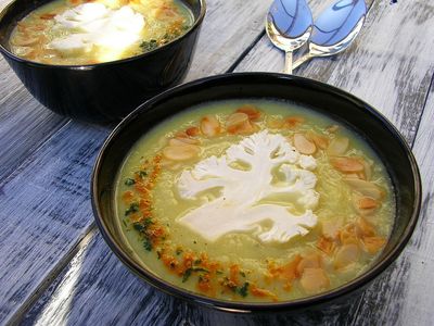 Pikantna zupa krem z kalafiora z curry i migdałami