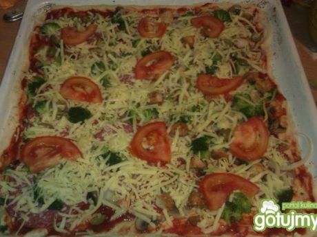 Przepis  pizza z brokułami i pomidorami przepis