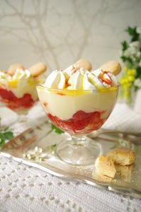 Trifle z ajerkoniakiem i truskawkami