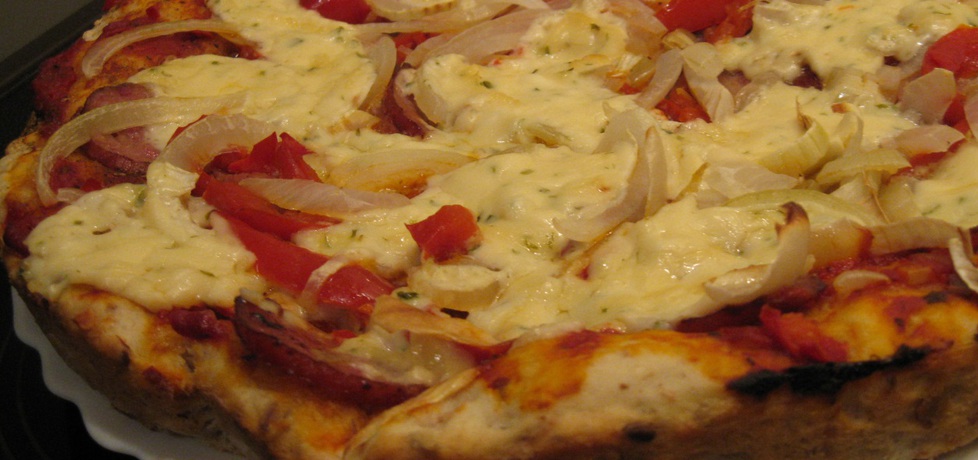 Pizza wieloziarnista z papryką, kiełbasą, cebulą i serkiem topionym ...