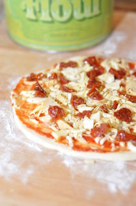 Pizza z oscypkiem i suszonymi pomidorami