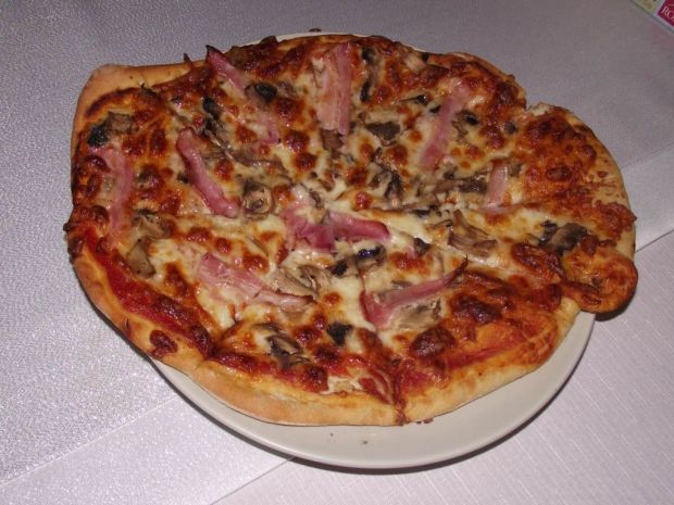 Przepis  rumiana pizza na ziołowym spodzie przepis