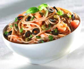 Spaghetti puttanesca z anchovies i oliwkami