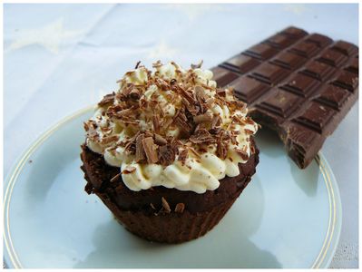 Kakaowe muffinki z kremem kokosowym i mleczną czekoladą ...