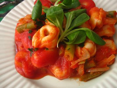 Tortellini z sosem pomidorowym i fasolką