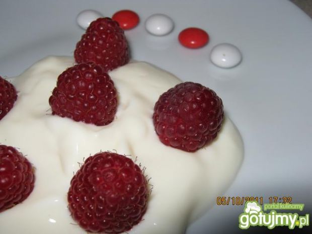 Przepis  maliny na kołderce z jogurtu przepis