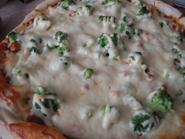Przepis  pizza z kurczakiem i brokułami przepis