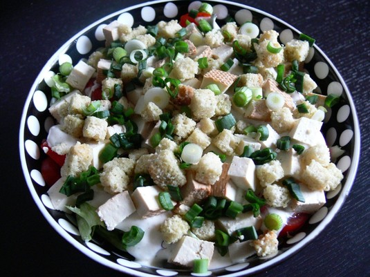 Sałatka z grzankami i wędzonym tofu