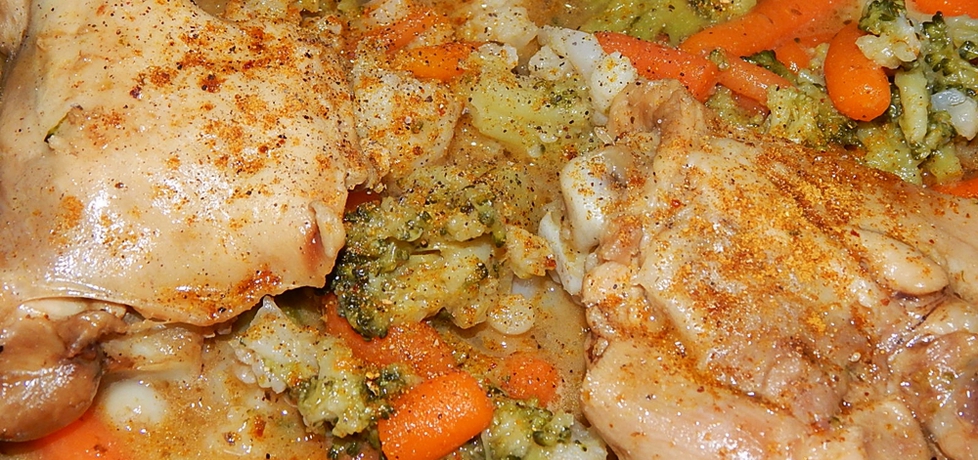Kurczak w sosie curry z brokułem, kalafiorem i marchewką (autor ...