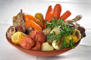 Puchero (danie argentyńskie z trzech rodzajów mięs i warzyw ...
