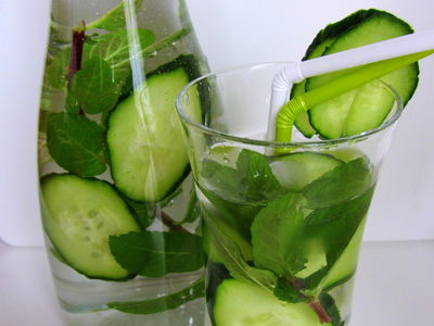 Woda aromatyzowana zielonym ogórkiem i miętą ...