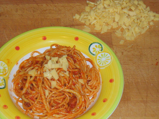 Spaghetti z sosem pomidorowym i indykiem