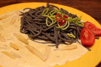 Spaghetti al nero di seppia z sosem