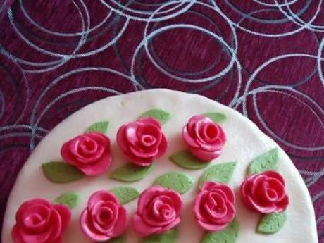 Przepis  tort urodzinowy z różyczkami przepis