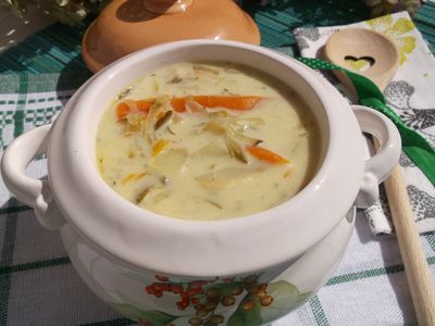 Zupa ogórkowa z ziemniakami.
