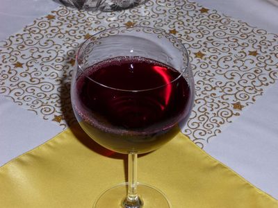 Wino domowej roboty z czarnej porzeczki i wiśni