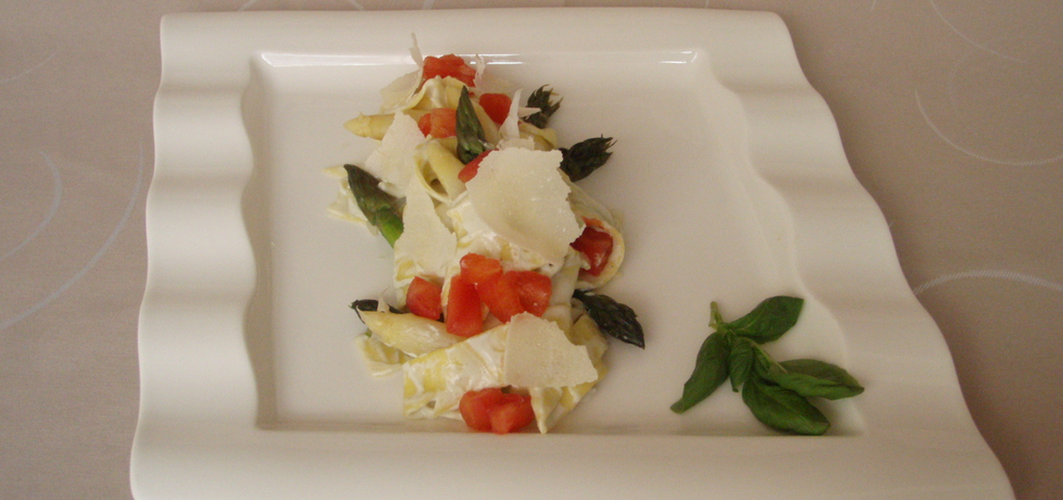 Tagliatelle z białymi i zielonymi szparagami, pomidorami concasse ...