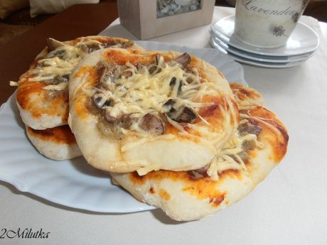 Przepis na sposób przyrządzenia: pizza z grzybami leśnymi