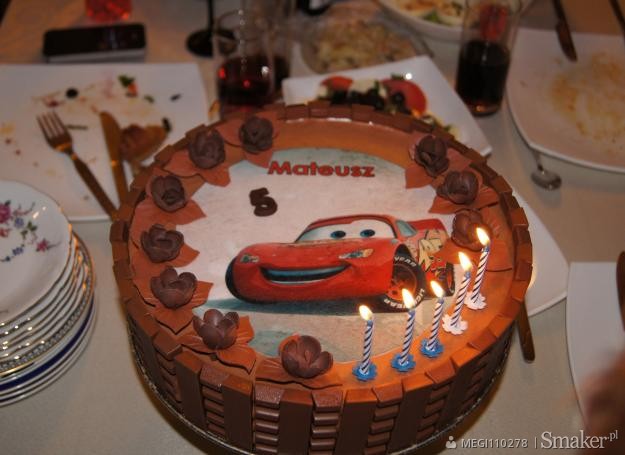 Czekoladowy tort urodzinowy