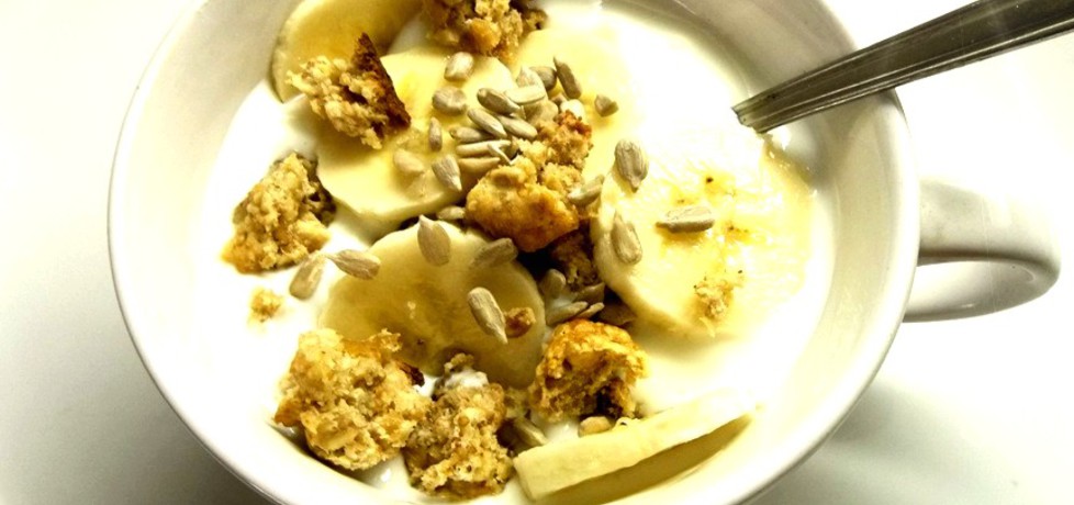 Jogurt z ciastkami i bananem (autor: caralajna)
