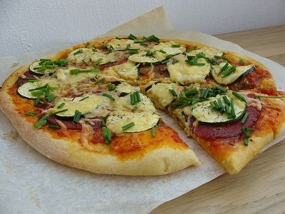 Pełnoziarnista pizza z cukinią i salami