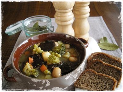Zupa fasolowa z grzybami i brokułem
