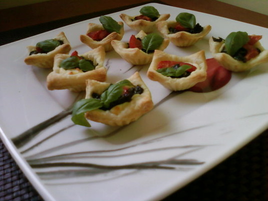 Mini tartinki z ciasta francuskiego ze szpinakiem, bryndzą i pomidorem