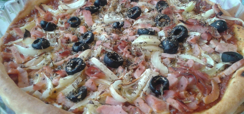 Pizza z szynką, cebulą i oliwkami (autor: wwwiolka ...