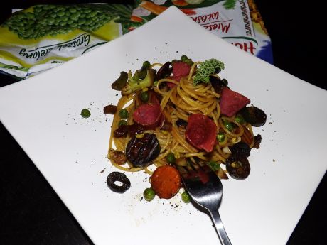 Przepis  spaghetti włoskie z warzywami i salami przepis