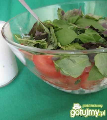 Przepis  sałatka z pomidorem, fetą i bazylią przepis