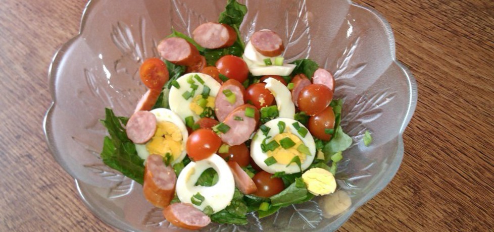 Sałata rzymska z jajkiem, pomidorkami i kiełbaską (autor: konczi ...