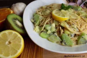 Spaghetti z kiwi, czosnkiem i sokiem z pomarańczy. dla odważnych ...