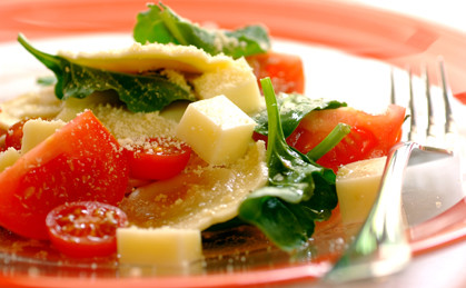 Klasyczna włoska sałatka z ravioli
