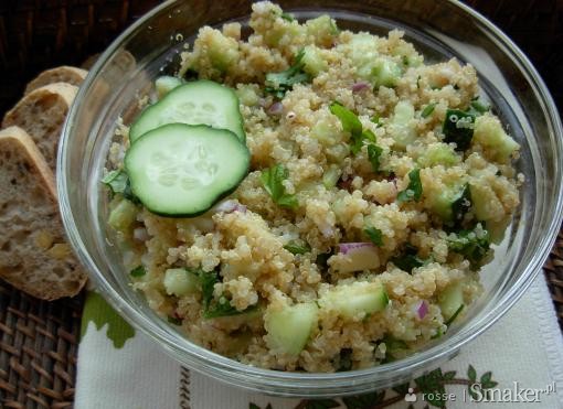 Sałatka z quinoa i ogórkiem