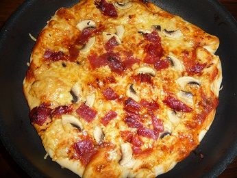 Pizza z salami i pieczarkami (pizza)