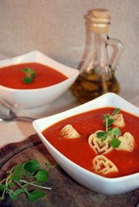 Kremowa zupa pomidorowa z awokado