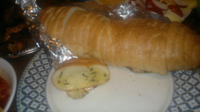Pieczony chlebek z masełkiem ziołowym i żółtym serem ...