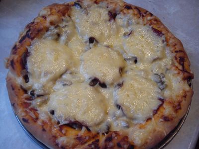 Pizza z pieczarkami i żywiecką z indyka