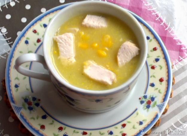 Zupa krem z kukurydzy z kawałkami kurczaka.