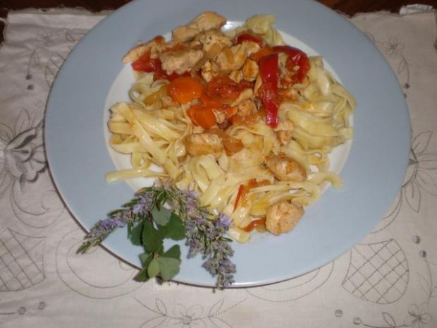 Przepis  fettuccine w sosie kurczakowo