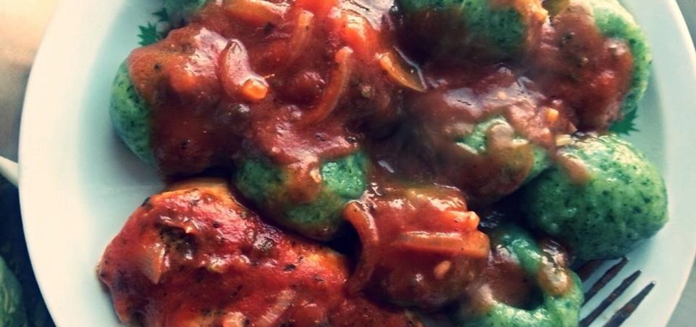 Kurczak w sosie pomidorowym z cebulką z kluskami (autor: a_ka ...