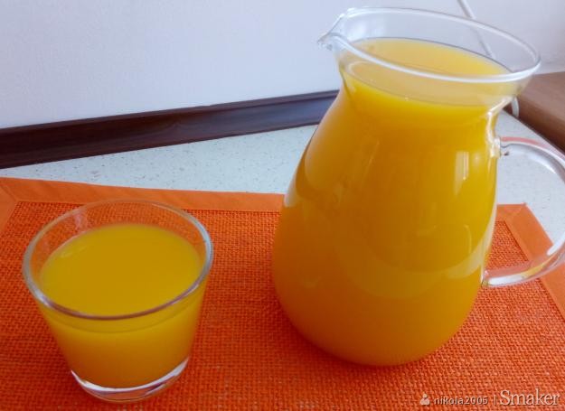 Domowy sok marchwiowo-pomarańczowy