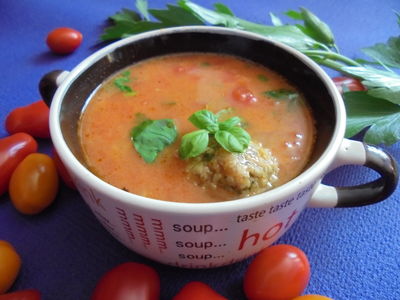Zupa pomidorowa z mozzarellą i pupecikami z indyka ...