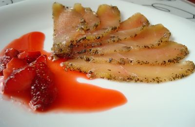 Drobiowe carpaccio z truskawkami i sosem